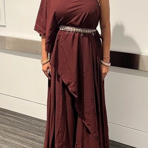 Off the shoulder, Indian jumpsuit! Comes with a belt. Size small.